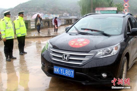 资料图：陕西绥德遭受洪涝灾害，爱心车辆在运送物资。王永平 摄