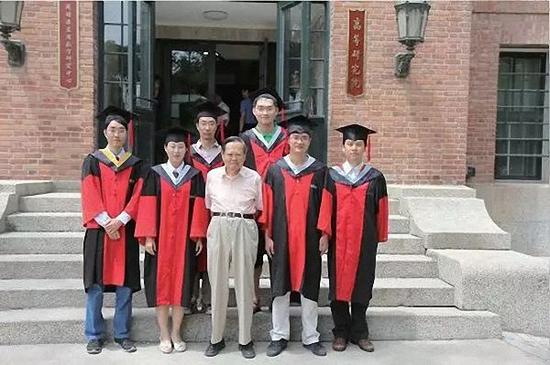 图8 2011年，杨振宁先生参加清华高等研究院博士毕业典礼。