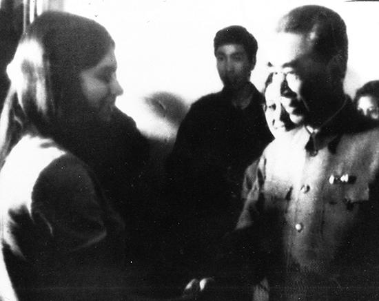 1971年4月14日,北京,周恩来总理与美国乒乓球队成员Judy握手。 东方IC 资料图