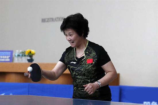 “乒乓外交”见证者、天下冠军郑怀颖在演出赛中。 新华网 图