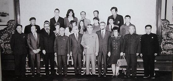 1971年,周恩来总理与美国兵乓球代表团成员合影。