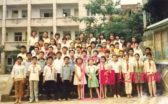 读小学时，徐海燕和同学们的合影，第一排红框中女孩为徐海燕
