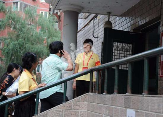 朝阳群众在盘问进出小区的可疑生人。摄/法制晚报&middot;看法新闻记者林晖