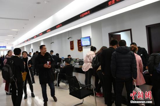 资料图:不动产登记办理 张浪 摄
