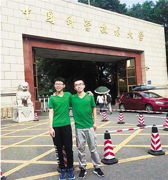 今年考上中科大少年班的两位浙江学子王哲(左)和张浩然。