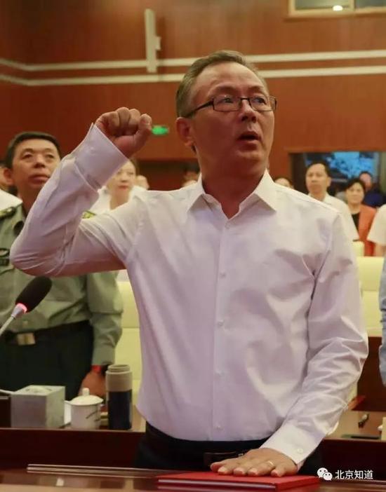 戴彬彬手抚宪法宣誓。图片来自“北京海淀”微信民众号