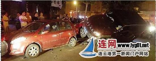 越野车撞4车后骑上私家车。连网 图