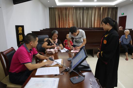 男子受雇途中车祸死亡 防城法院调解促赔偿|车