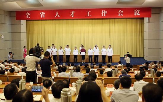 23岁、中专学历的杭州技师学院整形涂装系特级西席杨金龙9月20日又获殊荣——与中国工程院院士、国家“千人企图”专家、省特级专家等9人获得首届“浙江省良好创新人才奖”。