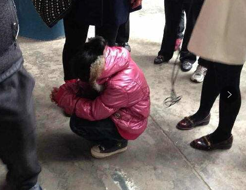 女童遭热水喷烫致死案宣判 只因孩子尿裤子