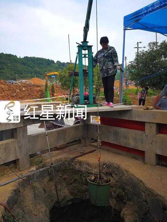 ▲井底的石块被起吊机运出井外   图片来源：红星新闻