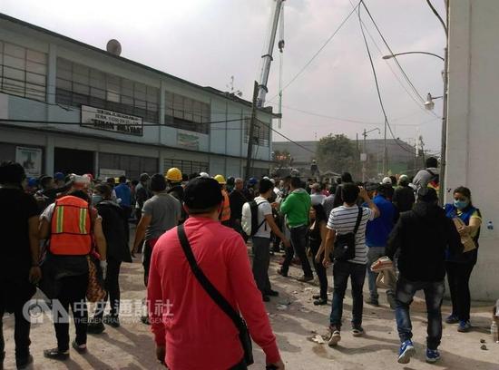 墨西哥发生7.1级地震，现场重型机械进驻救灾。（图片来源：台湾“中央社”）