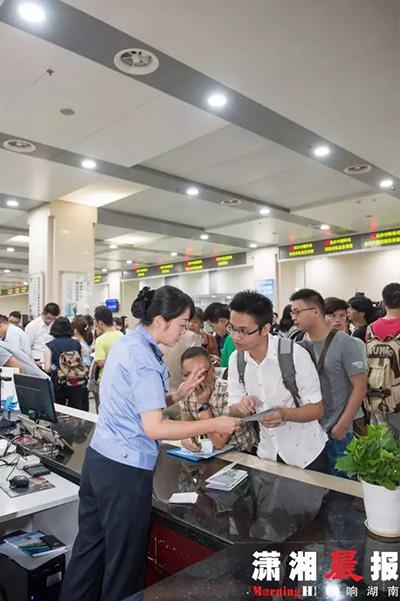 青年人口才在窗口征询管理相关营业。潇湘晨报 图