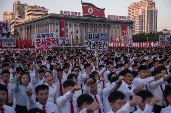 朝鲜爆发万人反美大游行 挥舞拳头高喊口号
