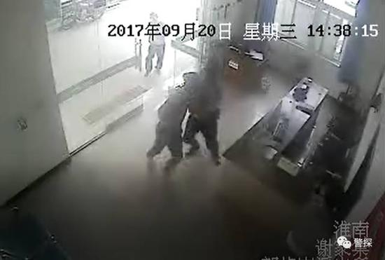 匕首刺来的瞬间 民警挡开尖刀扑倒嫌疑人