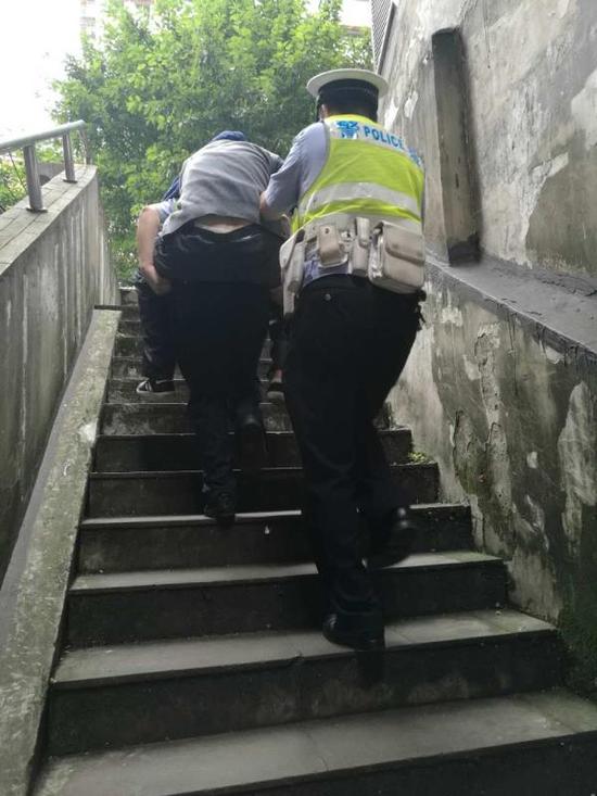 老人摔倒无人扶 两民警轮流背老人回家受赞
