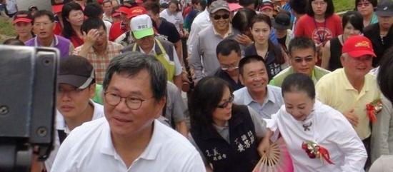 民进党“立委”就“咸猪手”事件向当事人道歉。（图片来源：台湾《联合报》）