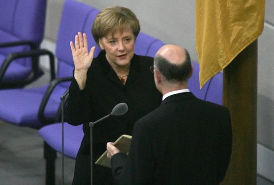 2005年11月22日，默克尔正式成为德国第一位女性联邦总理。