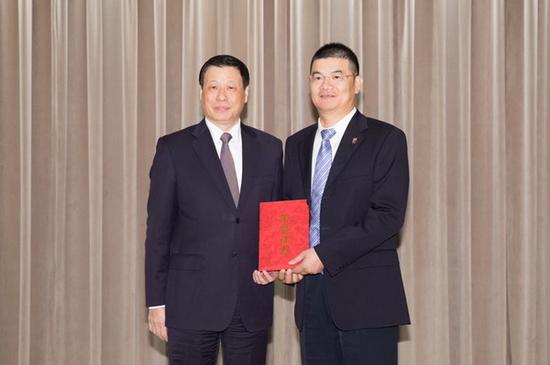 市委副书记、市长应勇为获奖组织和小我私家颁奖。张春海 摄