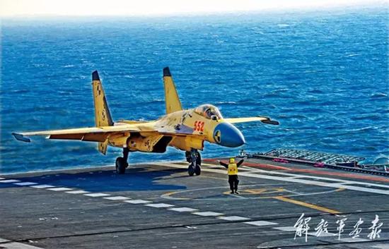 2012年11月23日，歼-15舰载机在辽宁舰上首次着舰起飞成功。 胡锴冰 图