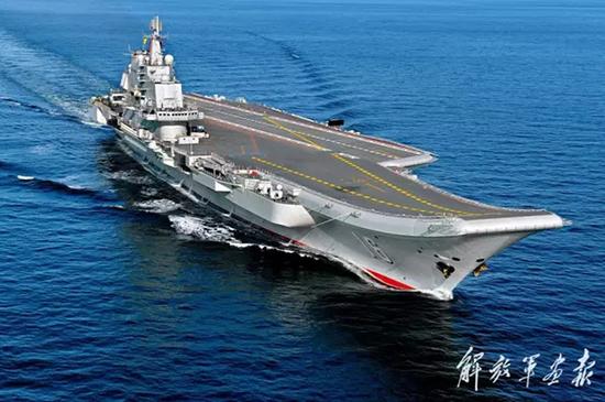 2012年10月14日，中国海军辽宁舰在海上航行。 李唐 图