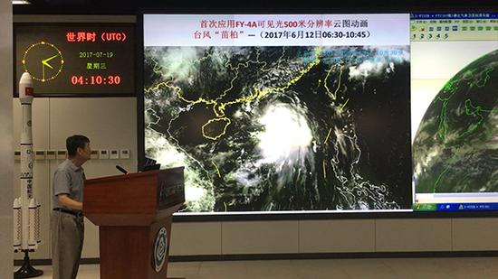中国工程院院士许建民在介绍首次应用FY-4A可见光500米分辨率云图动画。  澎湃新闻记者 刁凡超 图