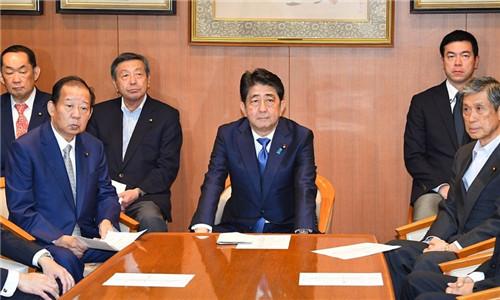 25日下午，日本自民党干部举行临时会议