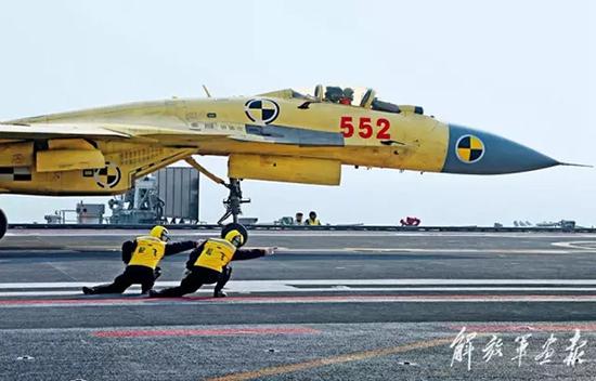2012年11月23日，歼-15舰载战斗机在辽宁舰实现完美起降，“航母Style”引爆网络，走红全国。 李唐 图