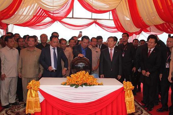9月25日，柬埔寨装机容量最大水电站桑河二级水电站下闸蓄水仪式举行，柬埔寨首相洪森参加。本文图片 央视网