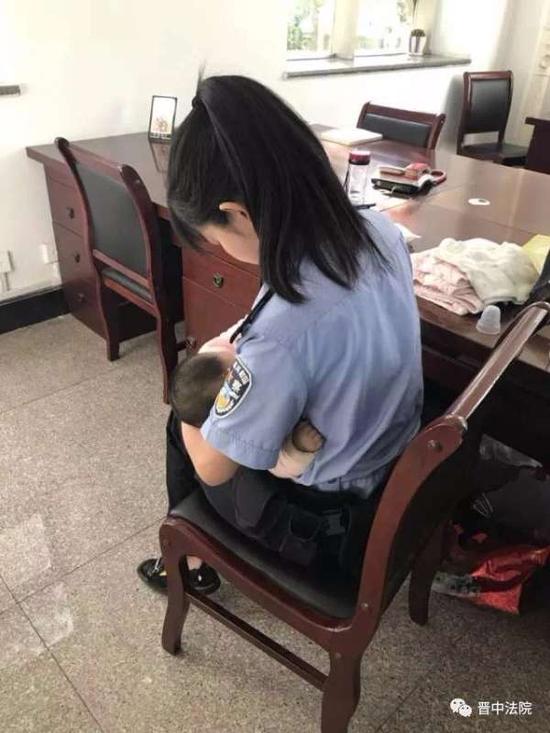 警花法庭上给被告孩子喂奶