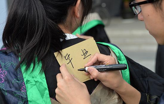 财经谈论员杨国英以南京着名高校结业生留在南京的人数太少举例,声称许多优异年轻人正“逃离南京”。东方IC 资料