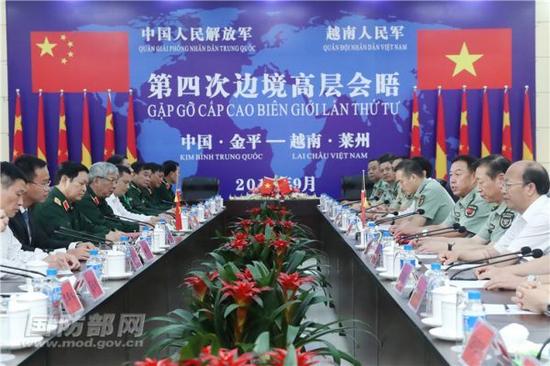 9月24日上午，中央军委副主席范长龙和越南国防部长吴春历举行会谈。（国防部官网）
