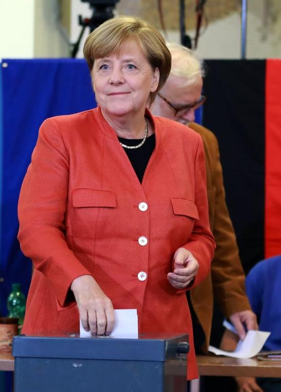9月24日，在德国柏林洪堡大学投票站，德国总理默克尔参加联邦议院选举投票。新华社记者罗欢欢摄