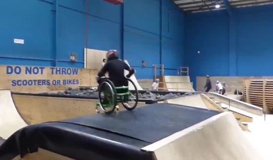 励志！英国截瘫女孩轮椅上成功挑战后空翻