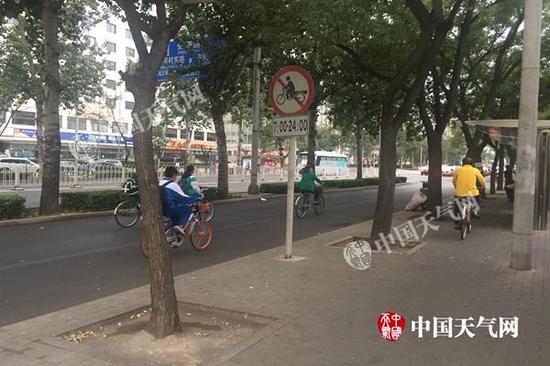 今晨,北京秋意渐浓,市民着秋装出门。(图/仇晓桐)