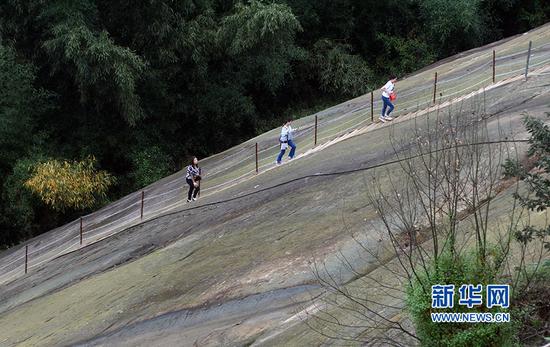 要登完这2000余级石梯，不少游客在中途都还是要休息几次。新华网赵紫东 摄