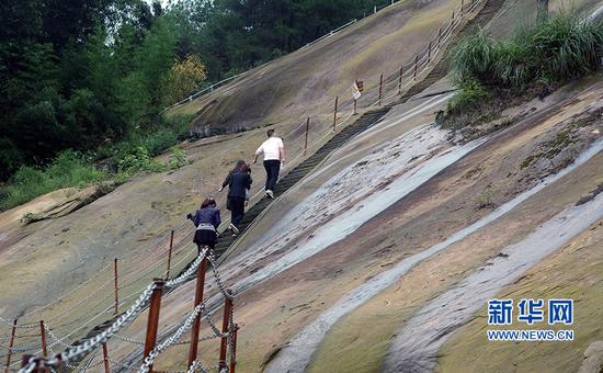 在重庆梁平滑石寨景区，2000余级近乎“垂直”的石梯在石壁上开凿而出，成为进入景区的主要通道。新华网赵紫东 摄