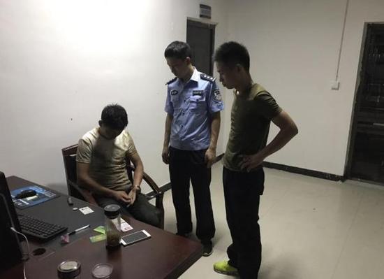 男子拼车遇上便衣民警 路上吹嘘捅人5刀被抓|便