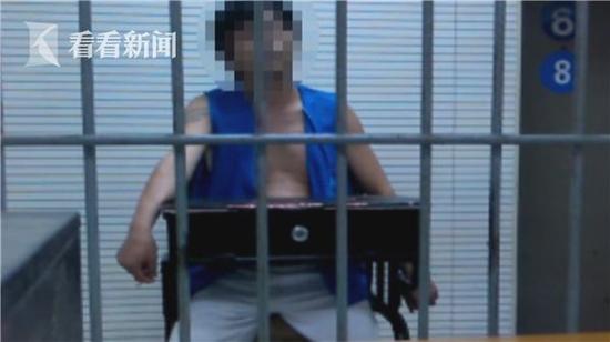 躲在宾馆干什么呢?追剧!这名嫌疑人除了抽烟喝酒,唯一的爱好就是看电视剧,等到没有钱了就会在夜深人静时悄悄出门,继续作案。