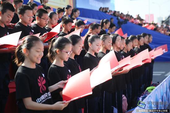 9月29日，2017中国戏曲文化周在北京园博园拉开帷幕。图为160位来自北京市十二中学的学生共同诵读《传承谣》。千龙网记者 于颖摄