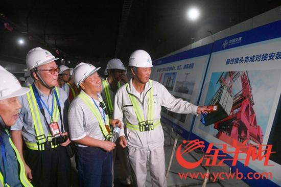 9月28日，港珠澳大桥技术专家们参观港珠澳大桥。金羊网 图
