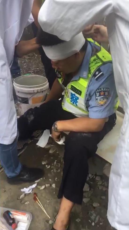 受伤后，救援人员对其简单包扎伤口。重庆市公安局供图