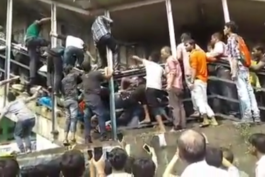 印度孟买火车站发生踩踏:现场一片混乱