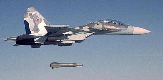 资料图片：俄空军苏-30战机投放精确制导炸弹。（图片来源于网络）