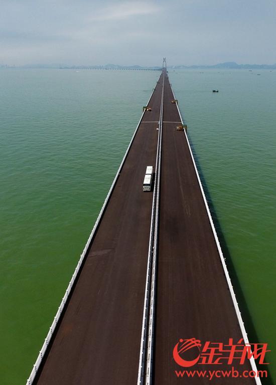 9月28日，港珠澳大桥桥面铺装已基本完成。金羊网 图