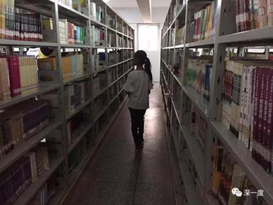 9月24日，张易文返校后，因为没有手机玩，去了学校的图书馆
