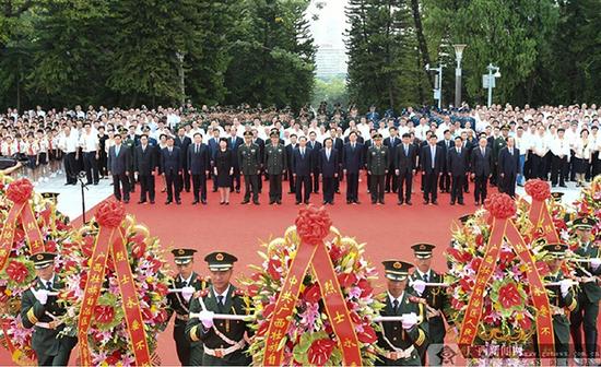 9月30日上午,自治区党委书记、自治区人大常委会主任彭清华,自治区主席陈武,南部战区陆军司令员张践等来到南宁市人民公园,出席首府各界向烈士敬献花篮仪式,深切缅怀革命先烈的丰功伟绩。 本文图片均为广西新闻网 图