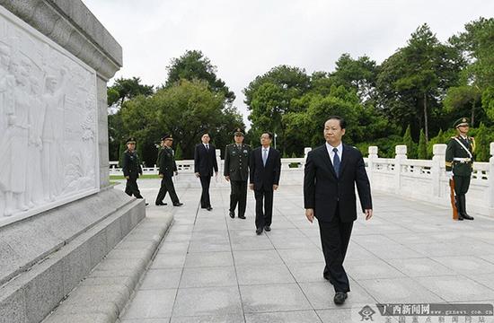 彭清华、陈武、张践等领导缓步绕行,瞻仰革命烈士纪念碑。