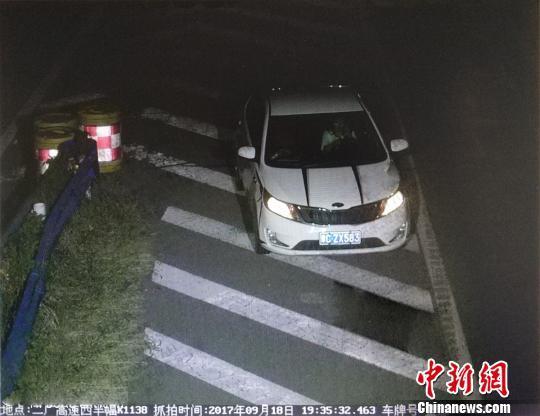 图为电子警察抓拍的违法占用应急车道的车辆。河南高速交警总队供图