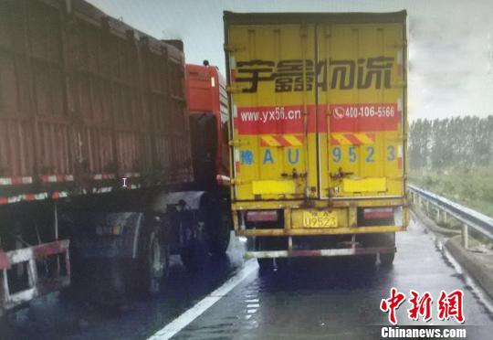 图为被河南高速交警总队曝光的违法占用应急车道车辆。河南高速交警总队供图